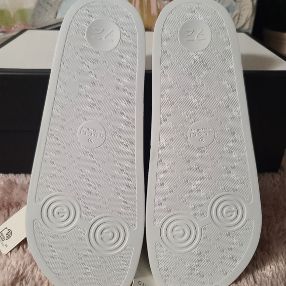 GUCCI Web Lai Rubber Slide sandal for men, available in size 9 and 10. - Picture 9 of 11